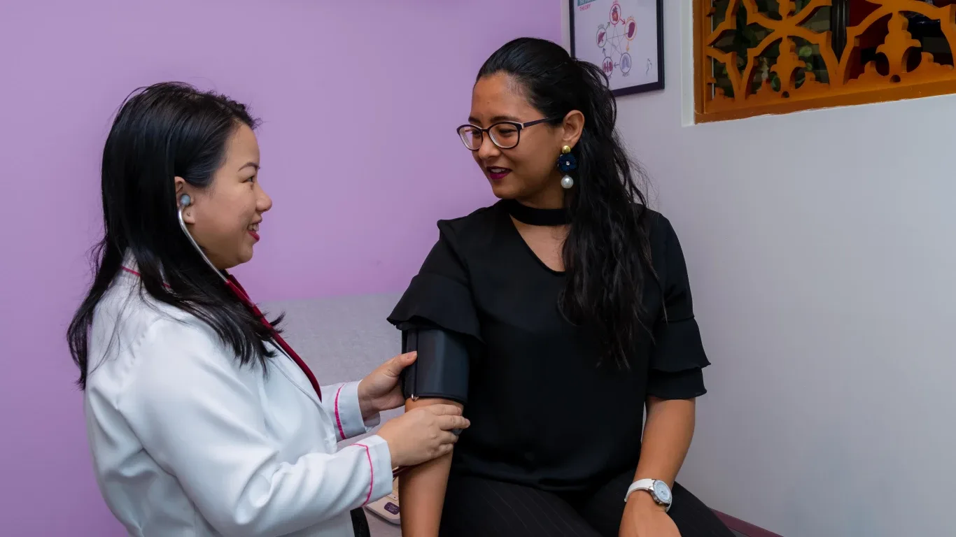 Ilustración — Síndrome de ovario poliquístico causas, diagnóstico y opciones de tratamiento