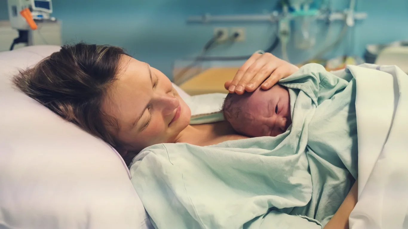 Ilustración — Parto con cesárea o natural